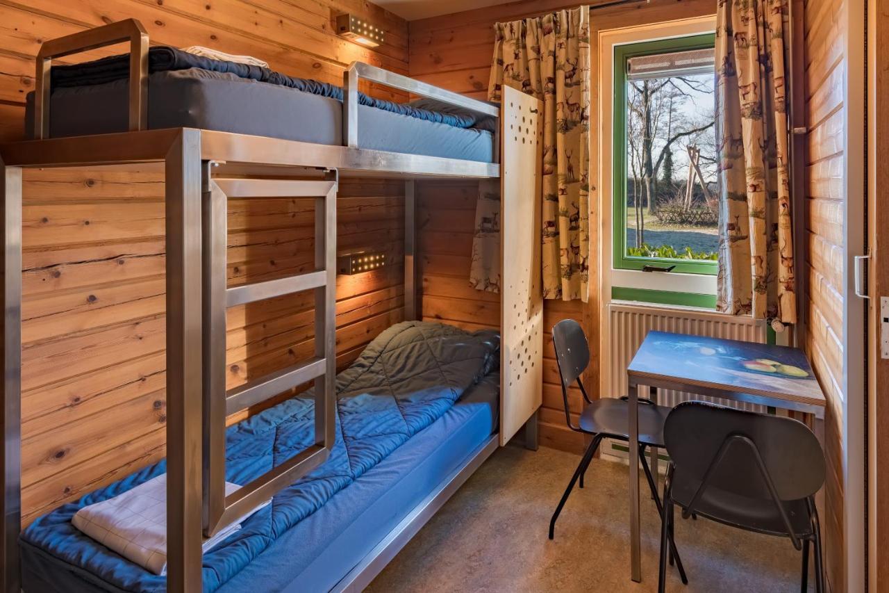 Tweepersoonskamer met 2 Stapelbedden en Eigen Badkamer met Douche