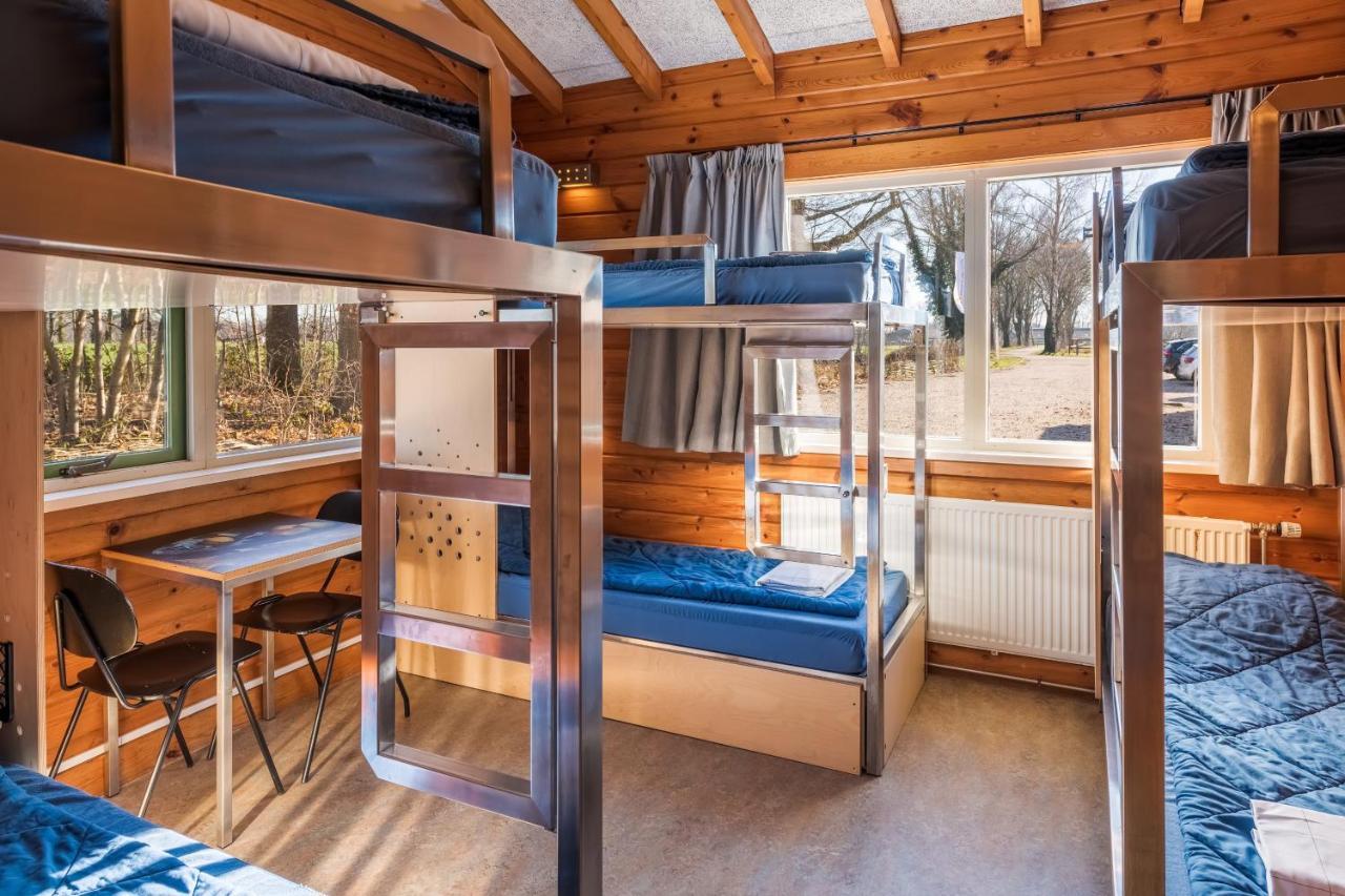 Zespersoonskamer met Eigen Badkamer en Douche